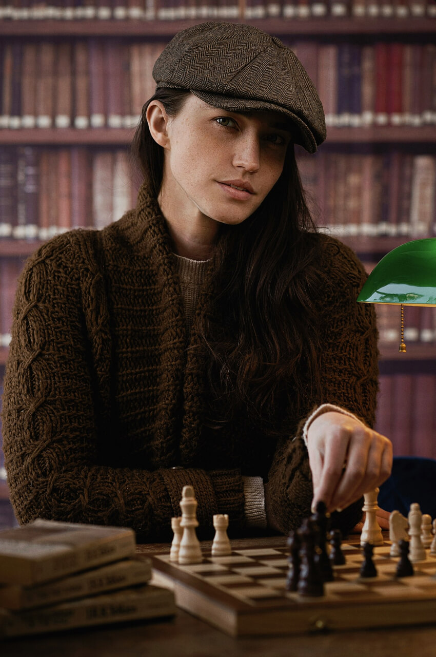 Kobieta grająca w szachy