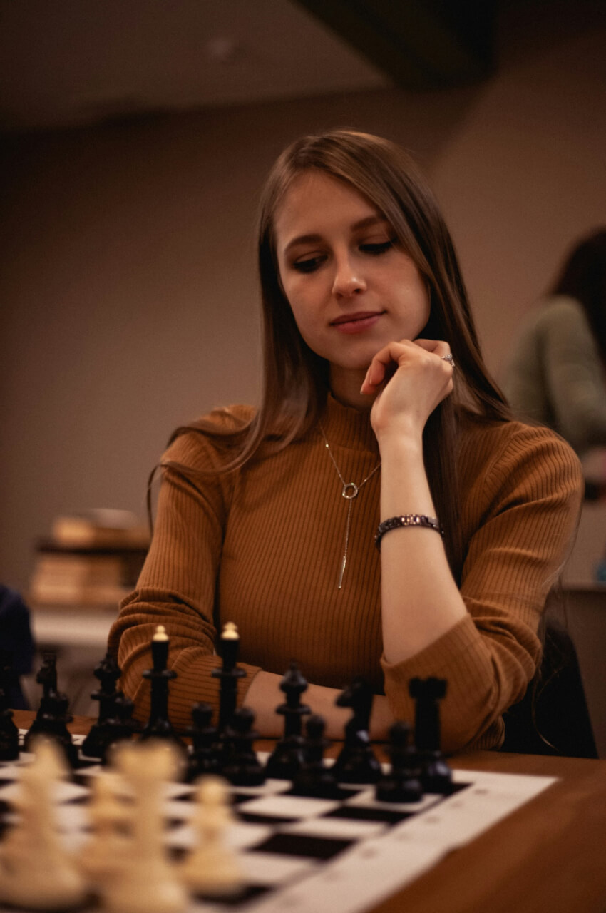 Zawodniczka w turnieju szachowym imienia Krystyny Radzikowskiej
